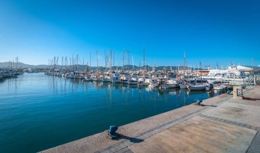 Tekneler, küçük tekneler ve deniz taşıtları Marina Sant Antoni De Portmany, Ibiza.