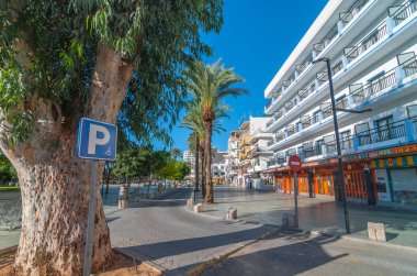 Engelli kişilerin Ibiza yerel pazarlarda otopark. St Antoni de Portmany Balearic Islands, İspanya sıcak güneşli bir günde