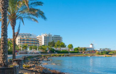 Sabah güneş ışığında St Antoni de Portmany, İspanya Ibiza, Balear Adaları koyda. Kıyı boyunca otel tatil ve tatil için kalmak teklif.