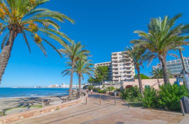 Sabah güneş ışığında St Antoni de Portmany, İspanya Ibiza, Balear Adaları koyda. Kıyı boyunca otel tatil ve tatil için kalmak teklif.
