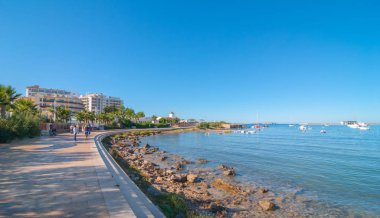 Sant Antoni de Portmany, Ibiza, İspanya, plaj yanındaki insanlar yürümek.