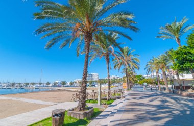 Sant Antoni de Portmany, Ibiza, İspanya, plaj yanındaki insanlar yürümek.