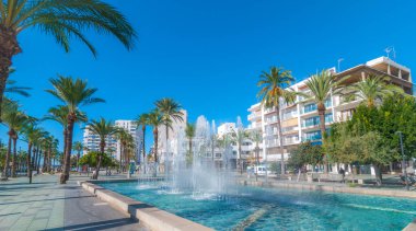 İspanya'da turizm. Parlak sabah güneş ışığında şehir kare yaya park ve Çeşme.