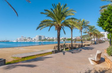 St Antoni de Portmany, Ibiza. Ibiza güneş ışığında waterfront ve Sant Antoni de Portmany, Beach'de yürüyüşe ana sahil boyunca veya kum.