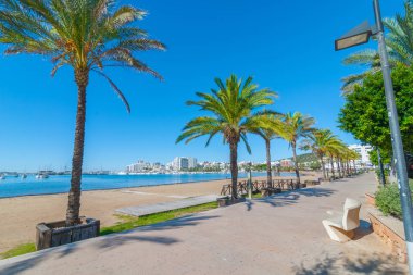 St Antoni de Portmany, Ibiza. Ibiza güneş ışığında waterfront ve Sant Antoni de Portmany, Beach'de yürüyüşe ana sahil boyunca veya kum.