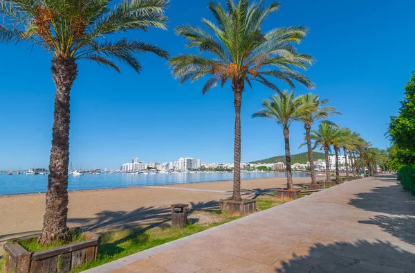 Ibiza güneş parlar Sant Antoni de Portmany, Sahilde yürüyüşe ana sahil boyunca veya kum. Kasım beach sıcak sabah ışığında. — Stok fotoğraf