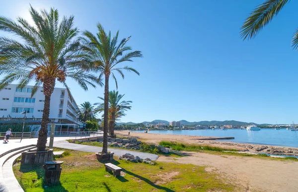 Sol de la mañana en la bahía de St Antoni de Portmany, Ibiza, Islas Baleares, España. Hoteles a lo largo de la costa ofrecen lugares para alojarse para vacaciones y vacaciones . — Foto de Stock