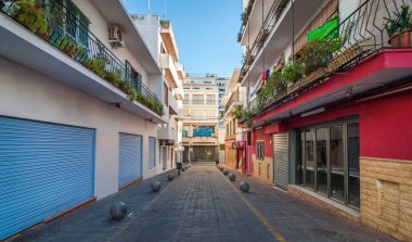 Aksi takdirde parlak güneşli gün boş ve gölgeli alleyway. Ibiza off-season öğleden sonra. 