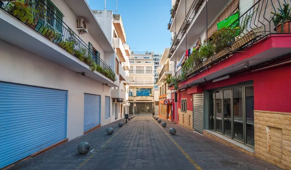 Vago & beco sombreado em outro dia iluminado pelo sol brilhante. Ibiza fora de época à tarde . — Fotografia de Stock