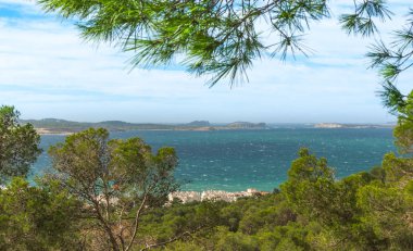 San Antonio De Portmany, Ibiza, İspanya, tepelerde Balear denizden üzerine bakan. 