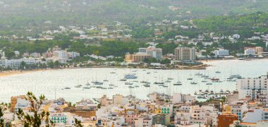 St Antoni de Portmany ve çevresi Ibiza içine dağlı görüntüleyin. Takas Kasım gün Bay.