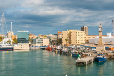 Marina, Port Vell Barselona, İspanya, limanda tekne palamarla. Sıcak Barselona şehir yanında Yelkenliler, yatlar, tenezzüh tekneleri ve Balık tutma balıkçı tekneleri Kasım öğleden sonra demirledi..