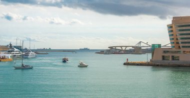 Güç tekneler ve kruvazör Port Vell marina alışveriş merkezi Barcelona, İspanya yakınındaki haline gelir.