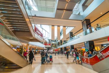 İnsanlar gitmek alışveriş, Modern alışveriş merkezi iç Barcenlona, İspanya.