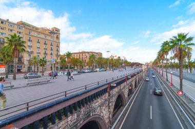Barcelona, İspanya, 3 Kasım 2013: İspanya'da turizm. Sezon Rating tüneller sokaklarda ve insanlar olarak yukarıda yaya trafiğine kapalı açık havada sıcak havalarda Rıhtımlar boyunca Kasım ayında yürüyüş tadını çıkarın.
