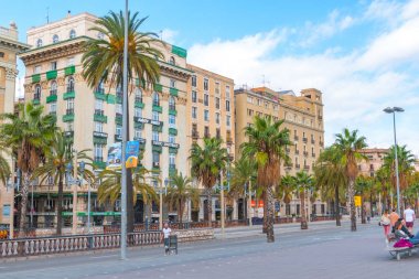 Barcelona, İspanya, 3 Kasım 2013. Avrupa'nın turizm, öğleden sonra Barcelona. İnsanlar sıcak havanın tadını çıkarın. Palmiye ağaçlı caddeler kafeler, mağazalar ve daire ve kınamak binalar ve otomobil trafik featuring.