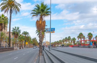 Barselona, İspanya, 3 Kasım 2013: Turizm ekonomisi - açık havada, insanlar yararlanmak sıcak hava. Yürüme, koşma, Bisiklet ve egzersiz.