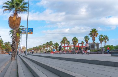 Barselona, İspanya, 3 Kasım 2013: Turizm ekonomisi - açık havada, insanlar yararlanmak sıcak hava. Yürüme, koşma, Bisiklet ve egzersiz.