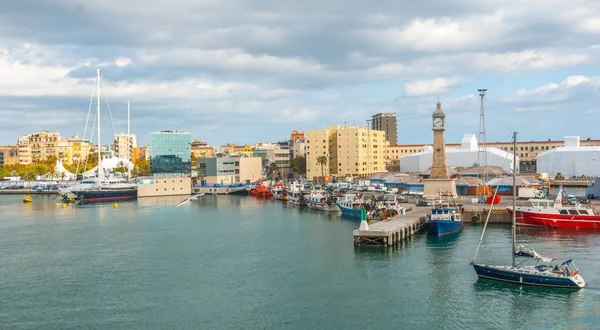 Adam onun yelkenli ölü yavaş Barcelona, İspanya'da Port Vell Marina getiriyor. Limanda şehrin kenar demirledi tekne palamarla. Modern bağlantı noktası tesisi.