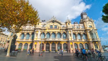 Grup bisiklet bisikletçi Rambla del Mar Barcelona eski Tiyatrosu önünde.