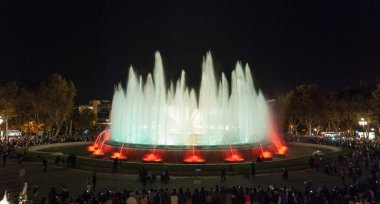 Barcelona İspanya renkli büyük çeşme geceleri yanar ve her yaş için eğlence sıcak bir Ekim akşam sağlar..