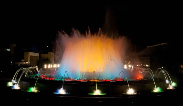 Farbenfroher großer Brunnen in barcelona spanien schaltet sich nachts ein und bietet Unterhaltung für alle Altersgruppen an einem warmen Oktoberabend. — Stockfoto