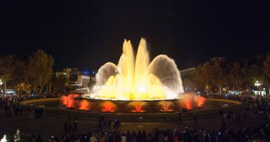 İnsanlar renkli ışık ve su çeşme gece Barselona, İspanya, Magic Fountain featuring gösterilere.