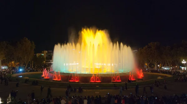 Menschen besuchen die farbenfrohe Licht- und Wasserfontänen-Show in der Nacht in Barcelona, Spanien, mit dem magischen Brunnen. — Stockfoto