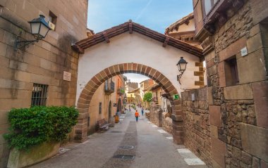 Turizm Barceloneta'daki - turistler ve insanlar üzerinde Barselona iç küçük kasaba bir caddede yürümek. Çekici kafeler, mağazalar ve tuğla kemer bir kaldırım taşı döşeli cadde üzerinde.
