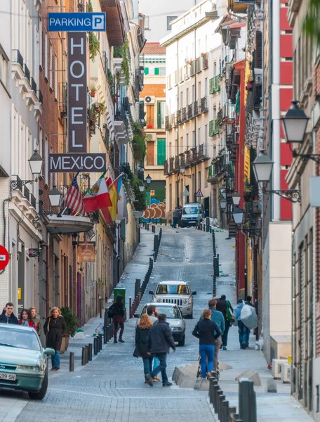 Pessoas & tráfego nas ruas estreitas de Madrid . — Fotografia de Stock