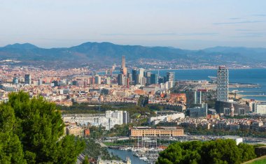 Teleferik görünümü İspanya'nın kıyı şeridi ve Barcelona şehir. 
