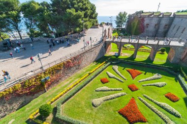 İnsanlar eski kale Montjuc Kalesi Barselona ziyaret.