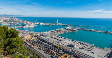 Sanayi nakliye ve taşıma hub ve railyard Barcelona'da parlak güneşli gün. Modern cityscape ve İspanya'nın kıyı şeridi.