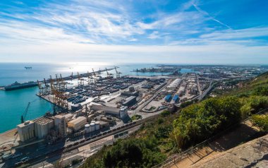 Balear Denizi ve Barcelona sanayi nakliye ve demiryolu bağlantı noktalarında bir mavi gökyüzü gün güneş.