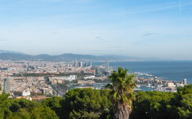  Balear Denizi ve yüksek, teleferik şehrin üzerinde görüldü modern kozmopolit şehir sahil şeridi.