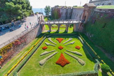 İnsanlar eski kale Montjuc Kalesi Barselona ziyaret.