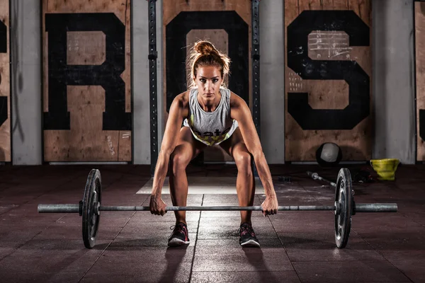 Girl doing heavy  deadlift exercise — Stock Photo, Image