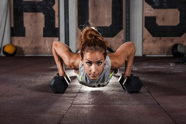  Spor salonunda egzersiz erkek.