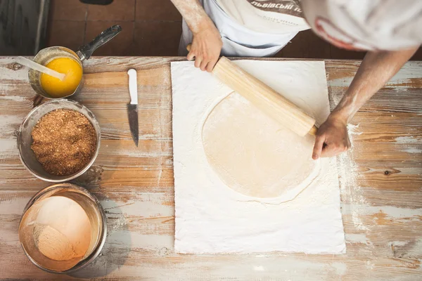 Chef preparing dough in a kitchen. — Stock Photo, Image