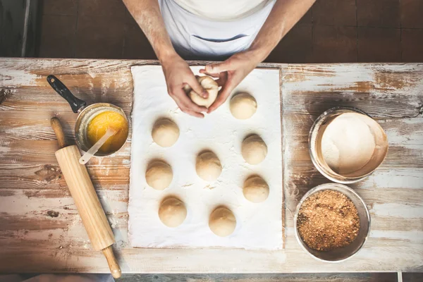 Chef preparing dough in a kitchen. — Stock Photo, Image