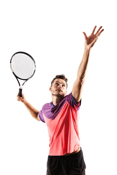 Jugador de tenis masculino con raqueta listo para golpear una pelota de tenis — Foto de Stock