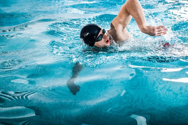 Νεαρός άνδρας, κολύμπι το μπροστινό ανίχνευσης σε μια πισίνα — Φωτογραφία Αρχείου
