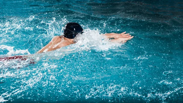 Dinamik ve formda yüzücü — Stok fotoğraf
