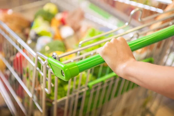 Frau mit Einkaufswagen. — Stockfoto