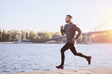 Nehir set koşan genç adam