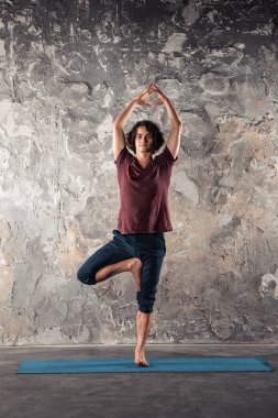 Yoga yapan genç adam. 