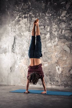 Yoga egzersizleri yapan erkek. Pratik Yoga