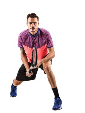 Erkek tenis oyuncusu ile raket tenis topu vurmak için hazır