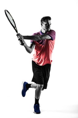 Genç adam tenis oynuyor 