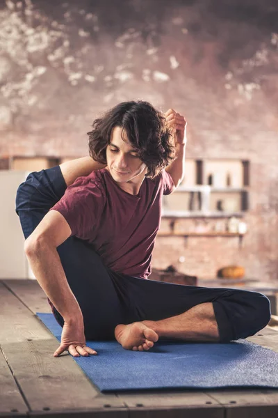 Giovane uomo che pratica la meditazione yoga — Foto Stock